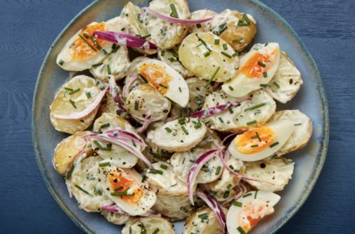 Весенний салат с картофелем и яйцом